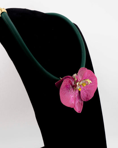 Handcrafted in Tuscany, the Marri Cortona Orchidea Necklace in 18k gold silver features a hand-enameled orchid pendant — refined, feminine, and timeless.