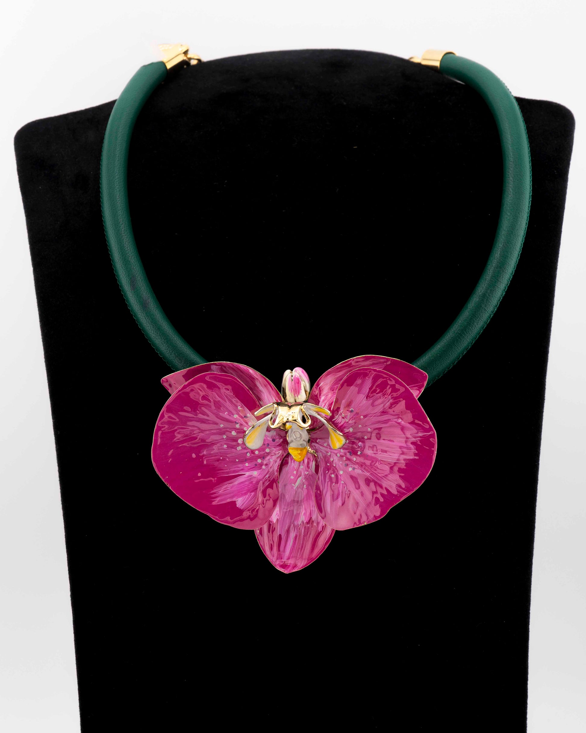 Handcrafted in Tuscany, the Marri Cortona Orchidea Necklace in 18k gold silver features a hand-enameled orchid pendant — refined, feminine, and timeless.