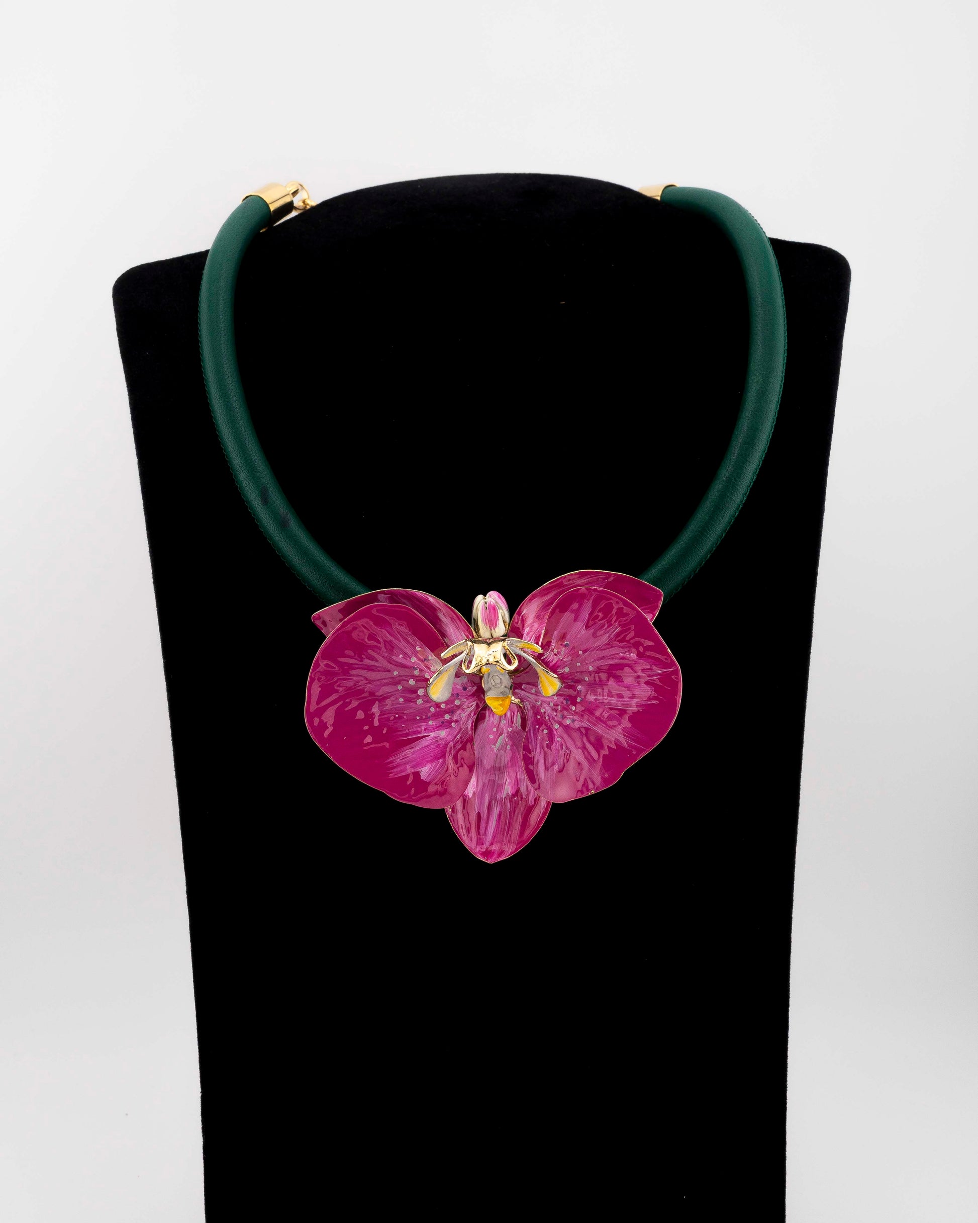 Handcrafted in Tuscany, the Marri Cortona Orchidea Necklace in 18k gold silver features a hand-enameled orchid pendant — refined, feminine, and timeless.