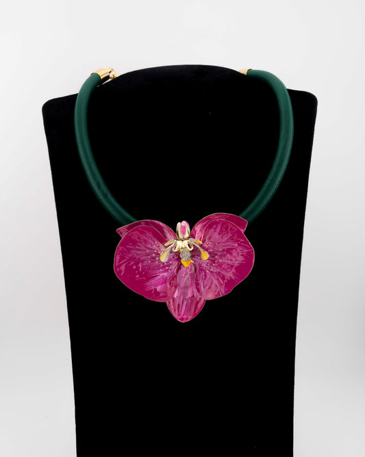 Handcrafted in Tuscany, the Marri Cortona Orchidea Necklace in 18k gold silver features a hand-enameled orchid pendant — refined, feminine, and timeless.