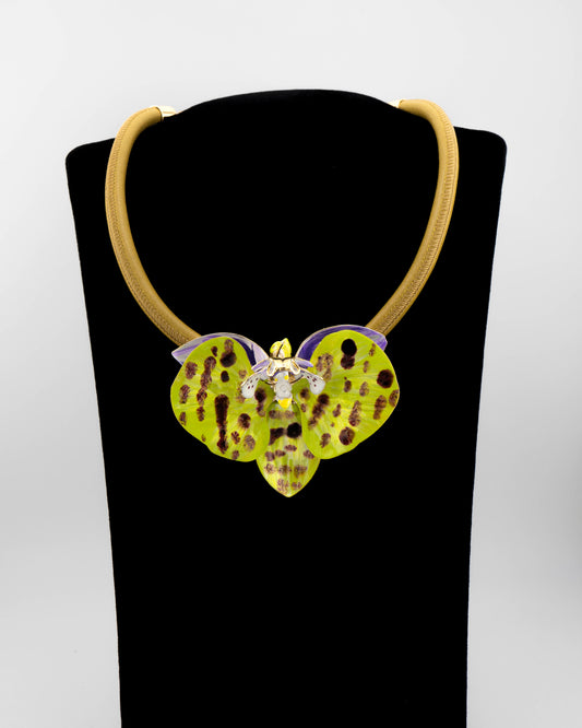 Handcrafted in Tuscany, the Marri Cortona Orchidea Necklace in 18k gold silver features a hand-enameled orchid pendant — refined, feminine, and timeless.