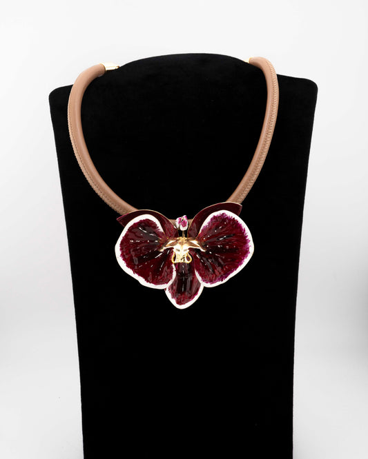 Handcrafted in Tuscany, the Marri Cortona Orchidea Necklace in 18k gold silver features a hand-enameled orchid pendant — refined, feminine, and timeless.