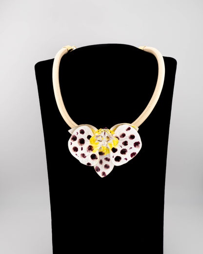 Handcrafted in Tuscany, the Marri Cortona Orchidea Necklace in 18k gold silver features a hand-enameled orchid pendant — refined, feminine, and timeless.