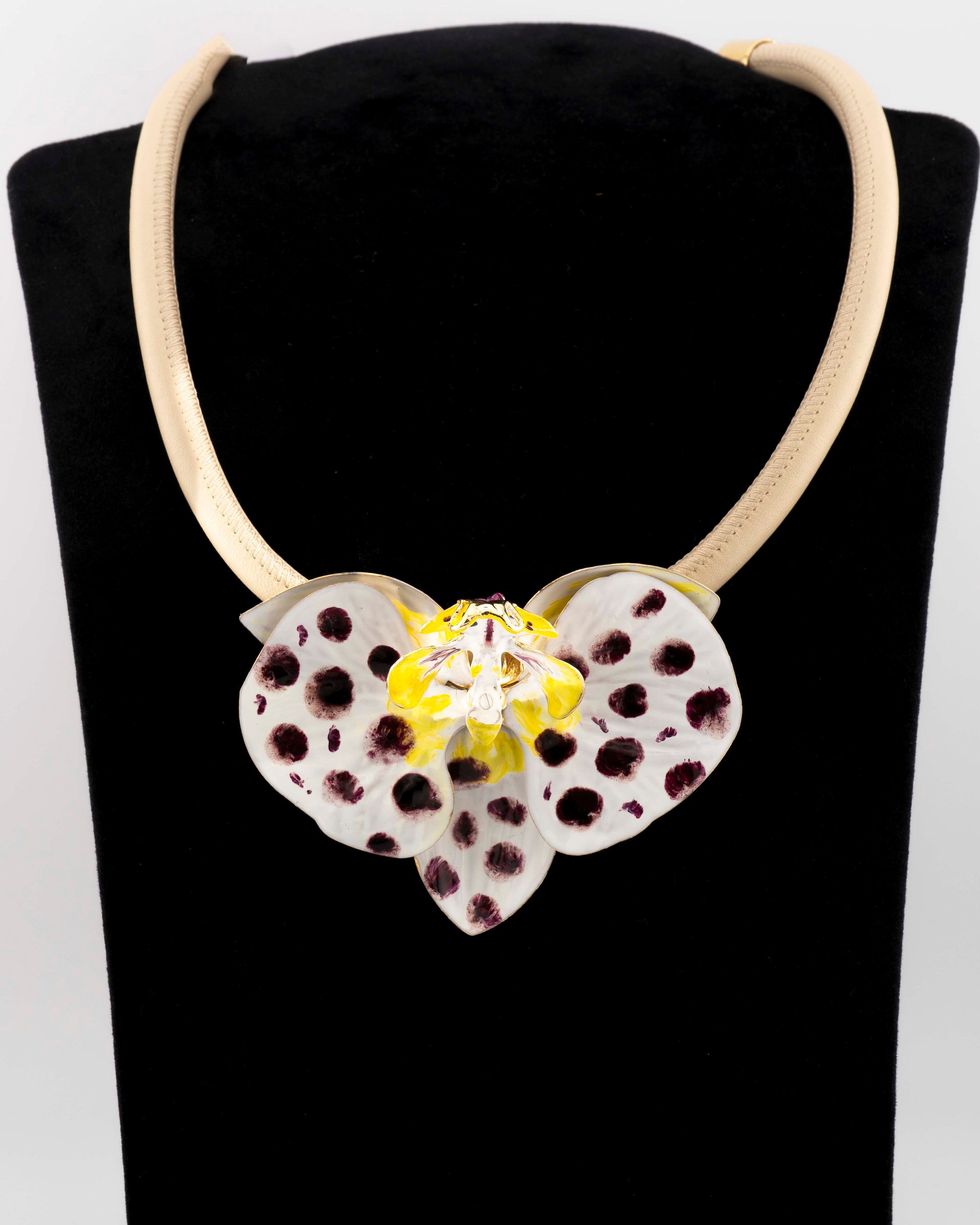 Handcrafted in Tuscany, the Marri Cortona Orchidea Necklace in 18k gold silver features a hand-enameled orchid pendant — refined, feminine, and timeless.