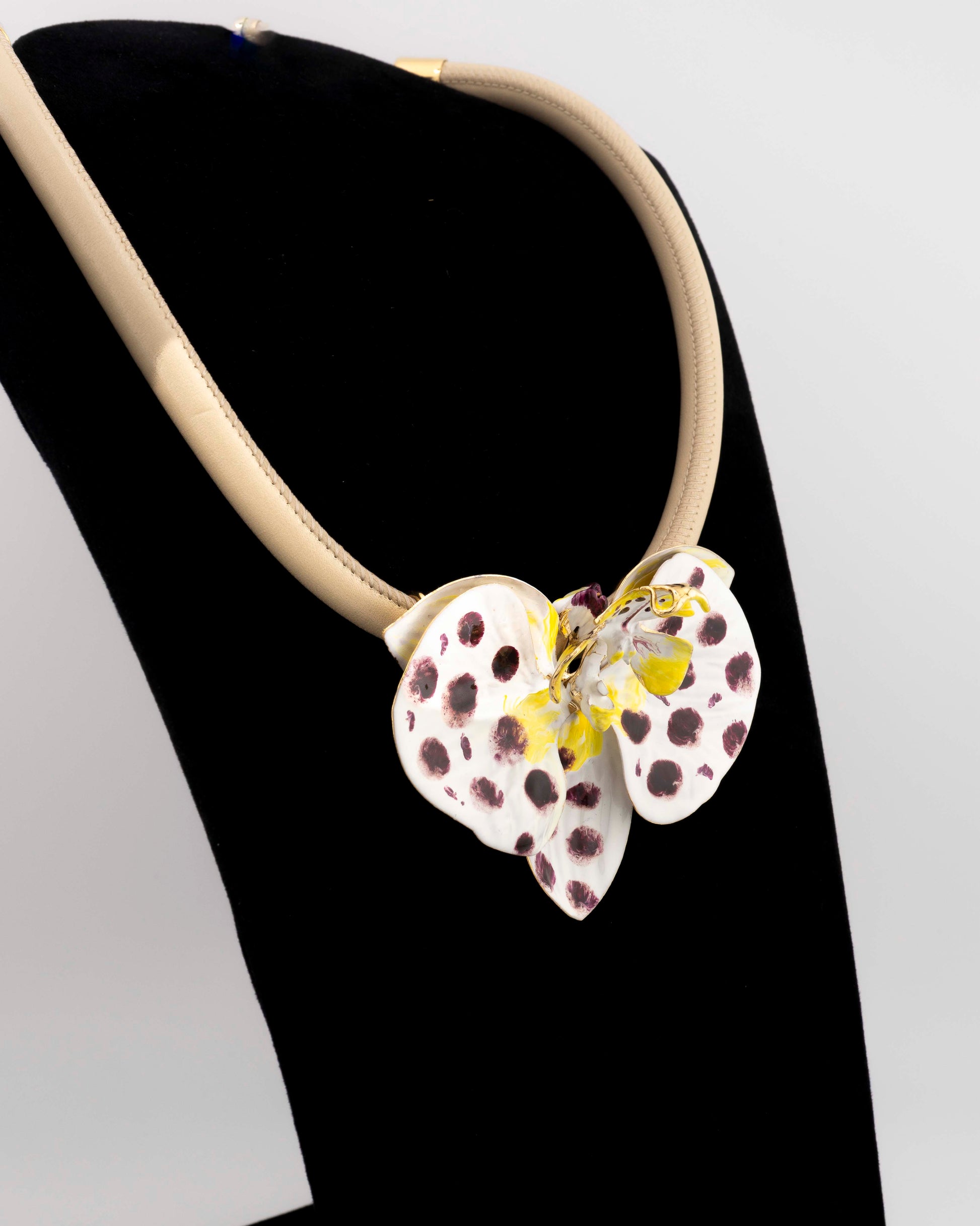Handcrafted in Tuscany, the Marri Cortona Orchidea Necklace in 18k gold silver features a hand-enameled orchid pendant — refined, feminine, and timeless.