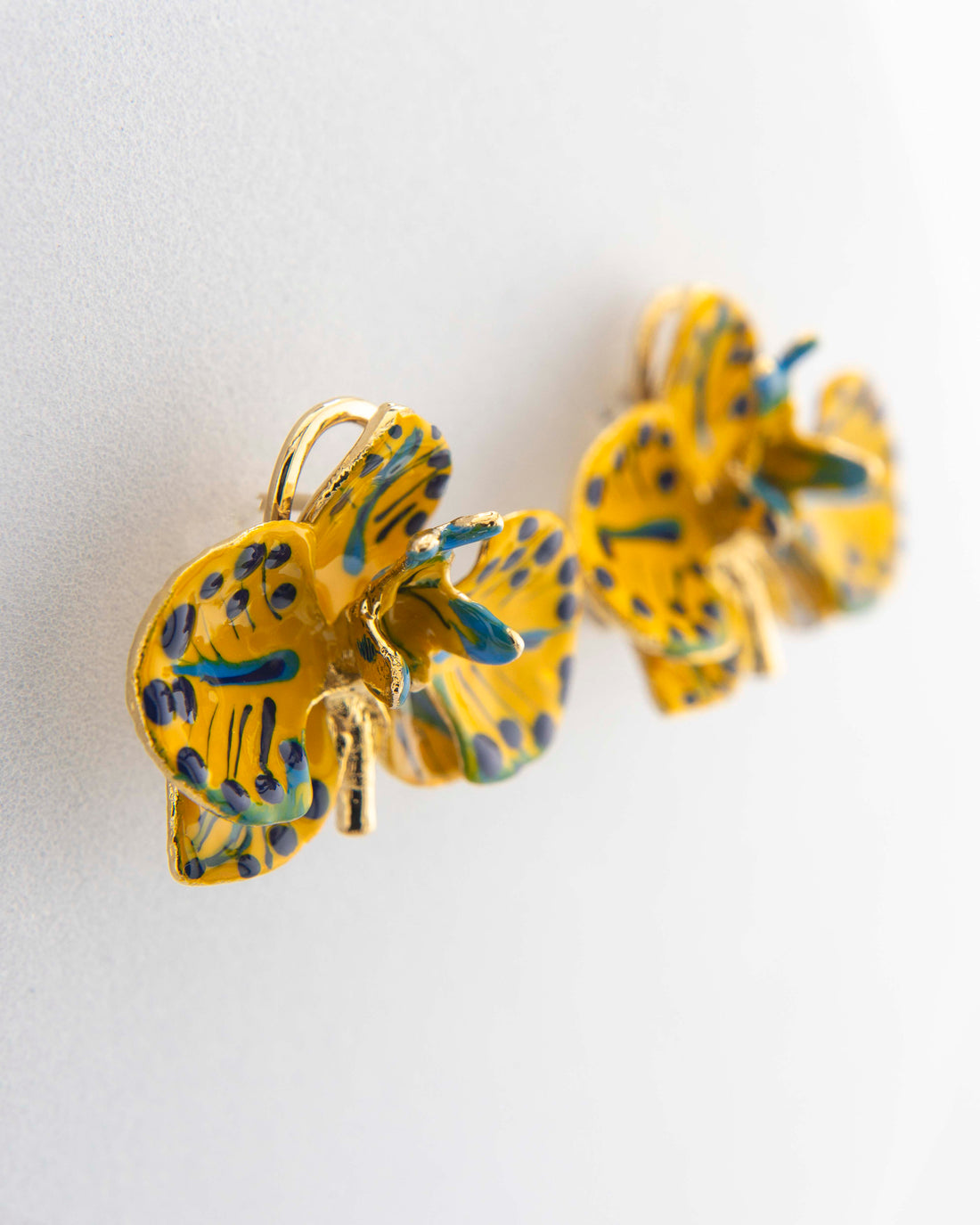 Pendientes Orquídea Amarillo Caqui y Azul China, tamaño 3 cm