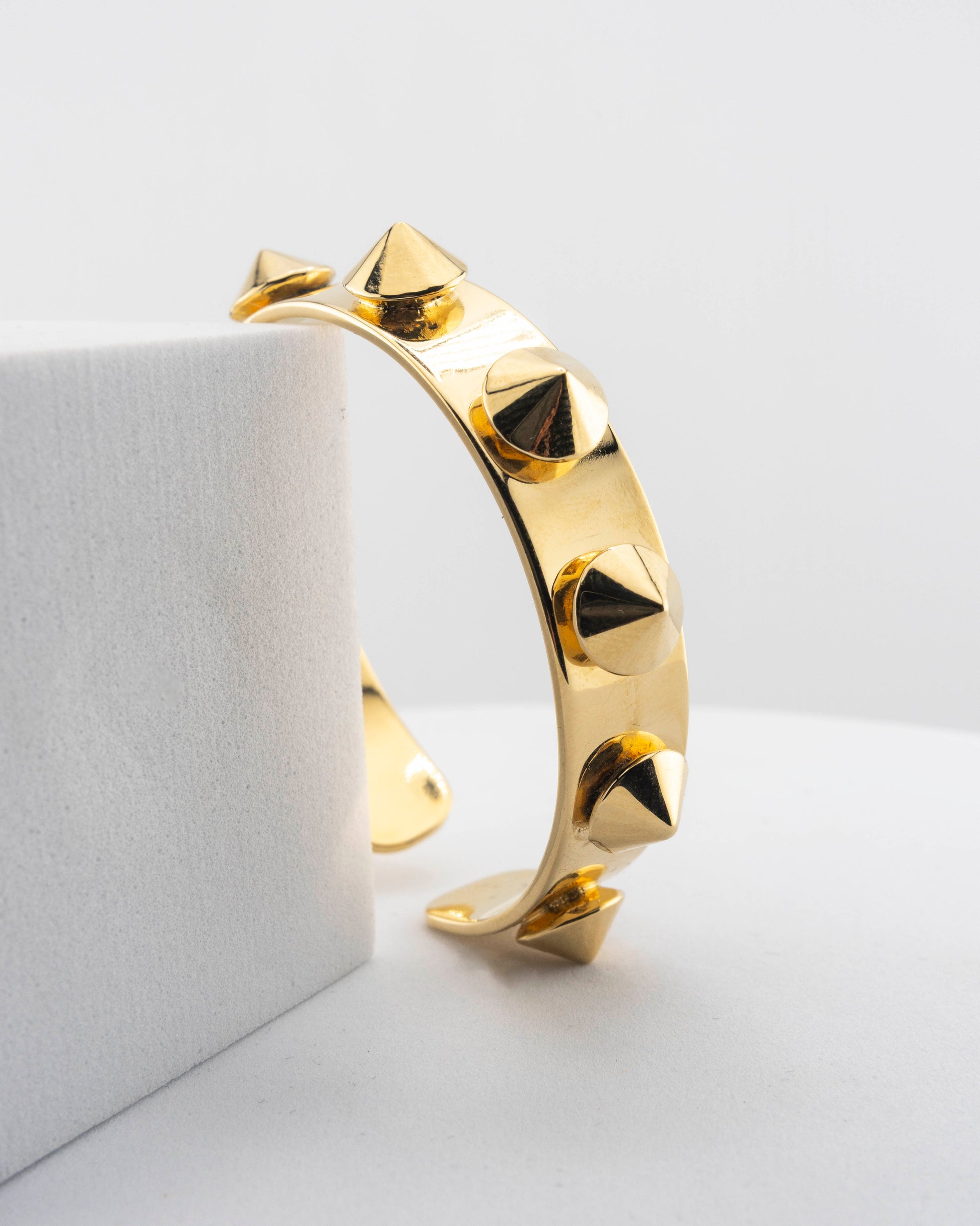 Bronze bracelet plated in 18K gold with sculpted wedge pattern.
An original Marri Cortona design — handmade in Tuscany.