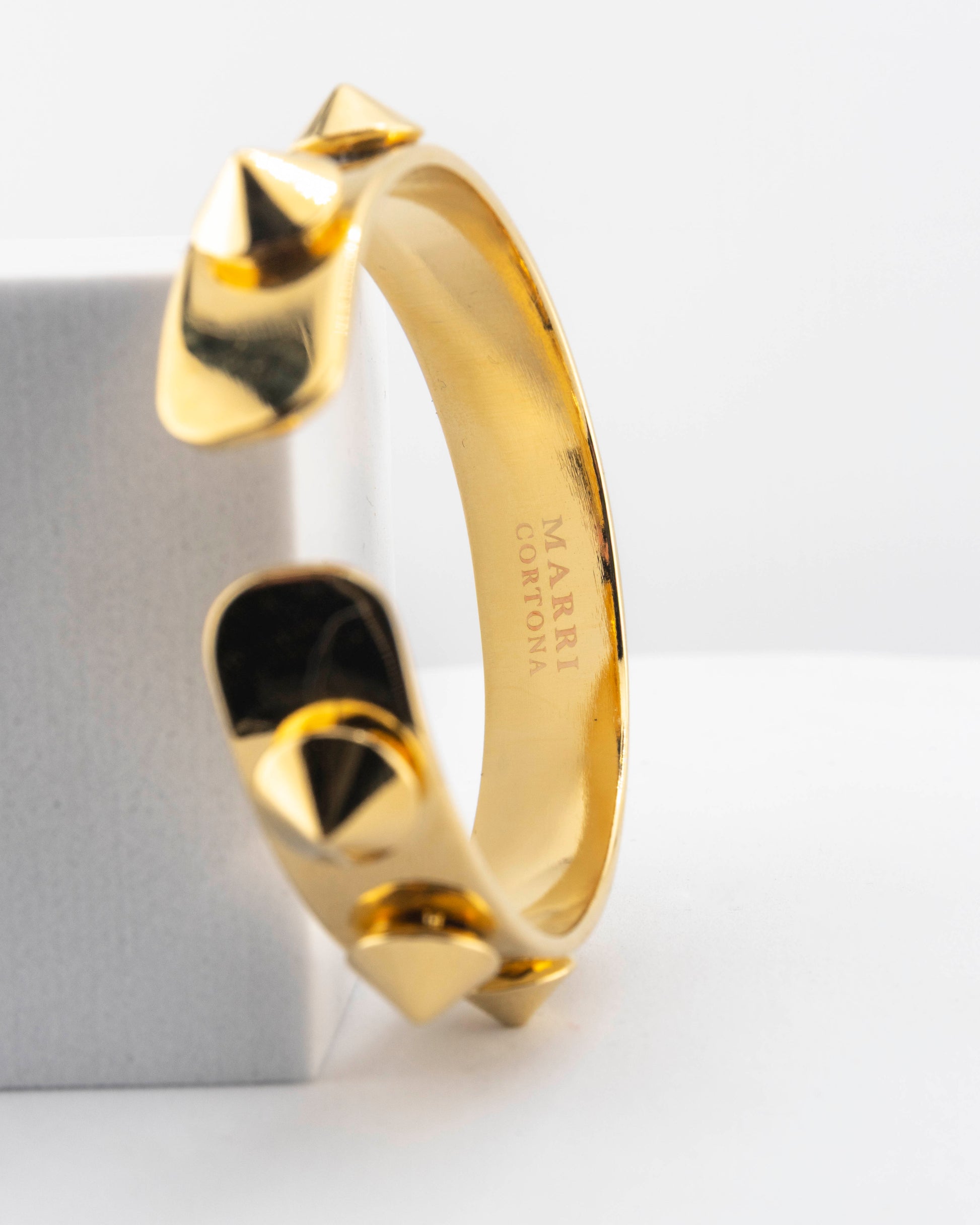 Bronze bracelet plated in 18K gold with sculpted wedge pattern.
An original Marri Cortona design — handmade in Tuscany.