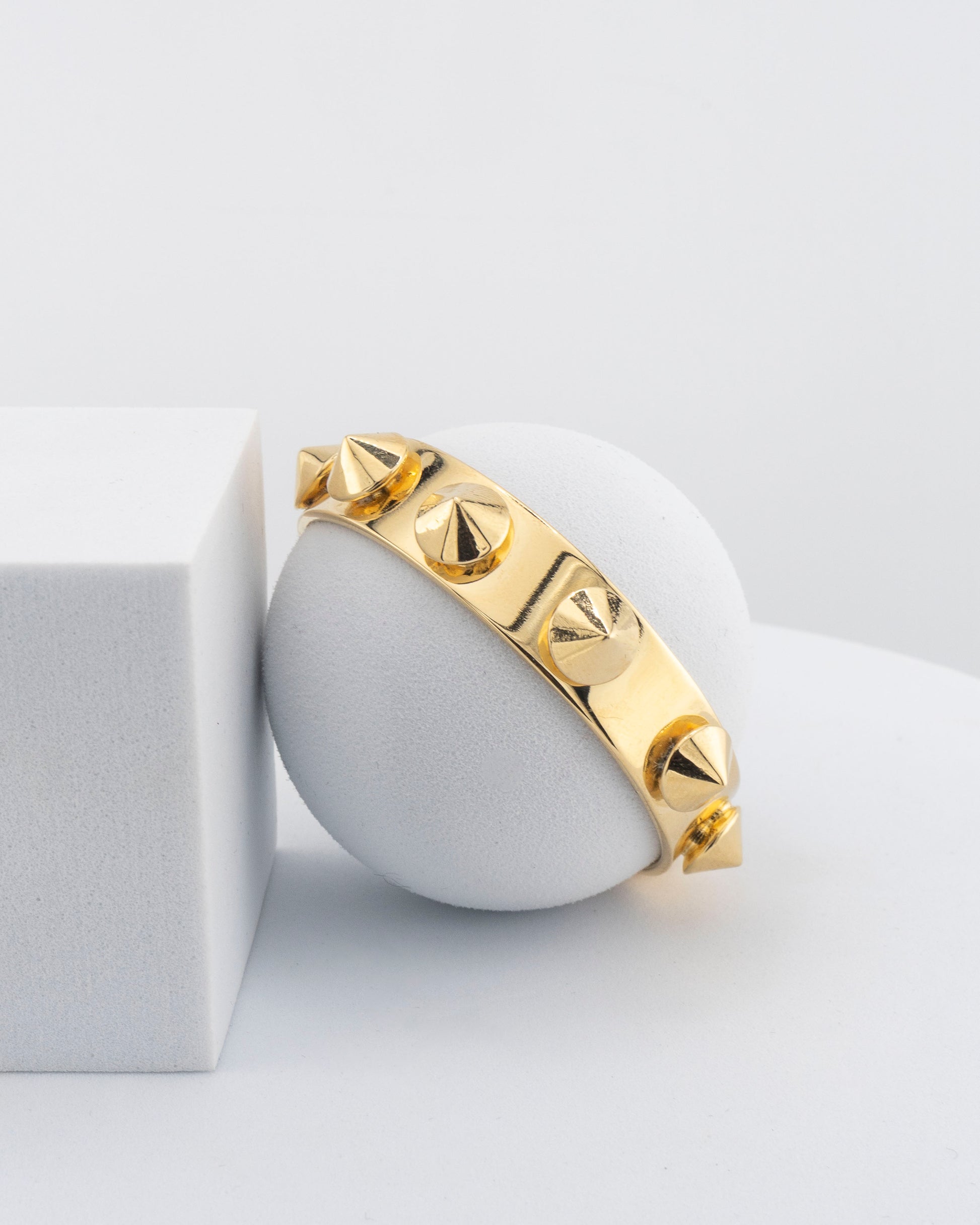 Bronze bracelet plated in 18K gold with sculpted wedge pattern.
An original Marri Cortona design — handmade in Tuscany.