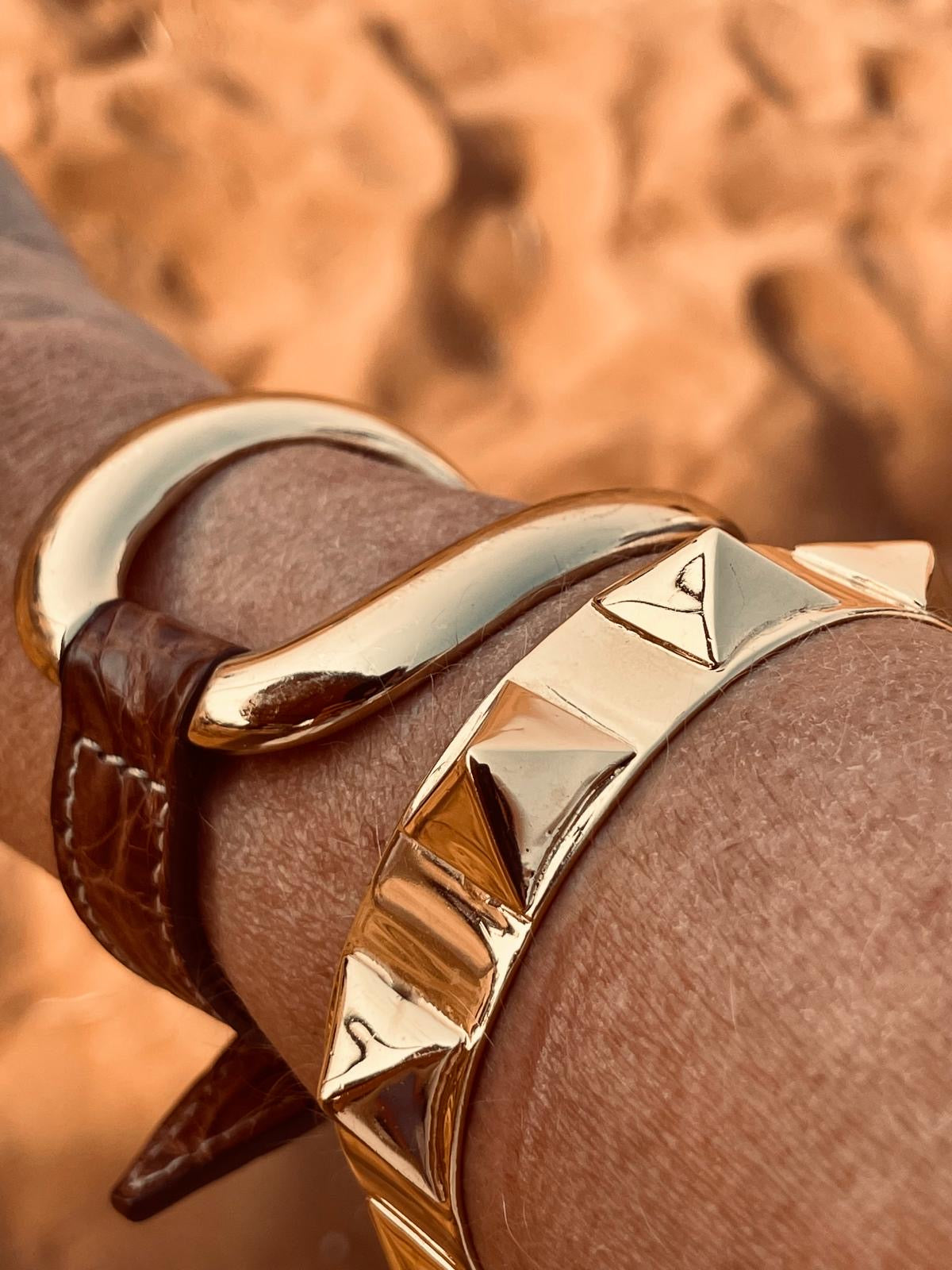 Bronze bracelet plated in 18K gold with sculpted pyramid pattern.
An original Marri Cortona design — handmade in Tuscany.