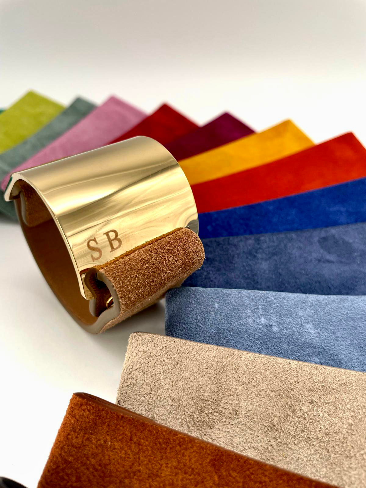 Customizable suede leather bracelet with 18K gold-plated brass detail.
An original Marri Cortona design — handmade in Tuscany.