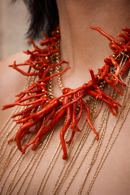 Collar Medusa con elementos de coral e hilos de luz