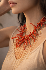 Collana  Medusa  con elementi di corallo e fili di luce