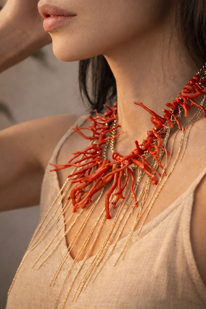 Collar Medusa con elementos de coral e hilos de luz