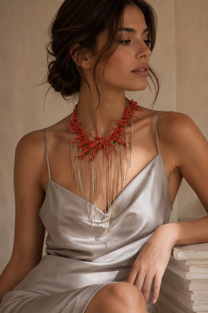 Collar Medusa con elementos de coral e hilos de luz