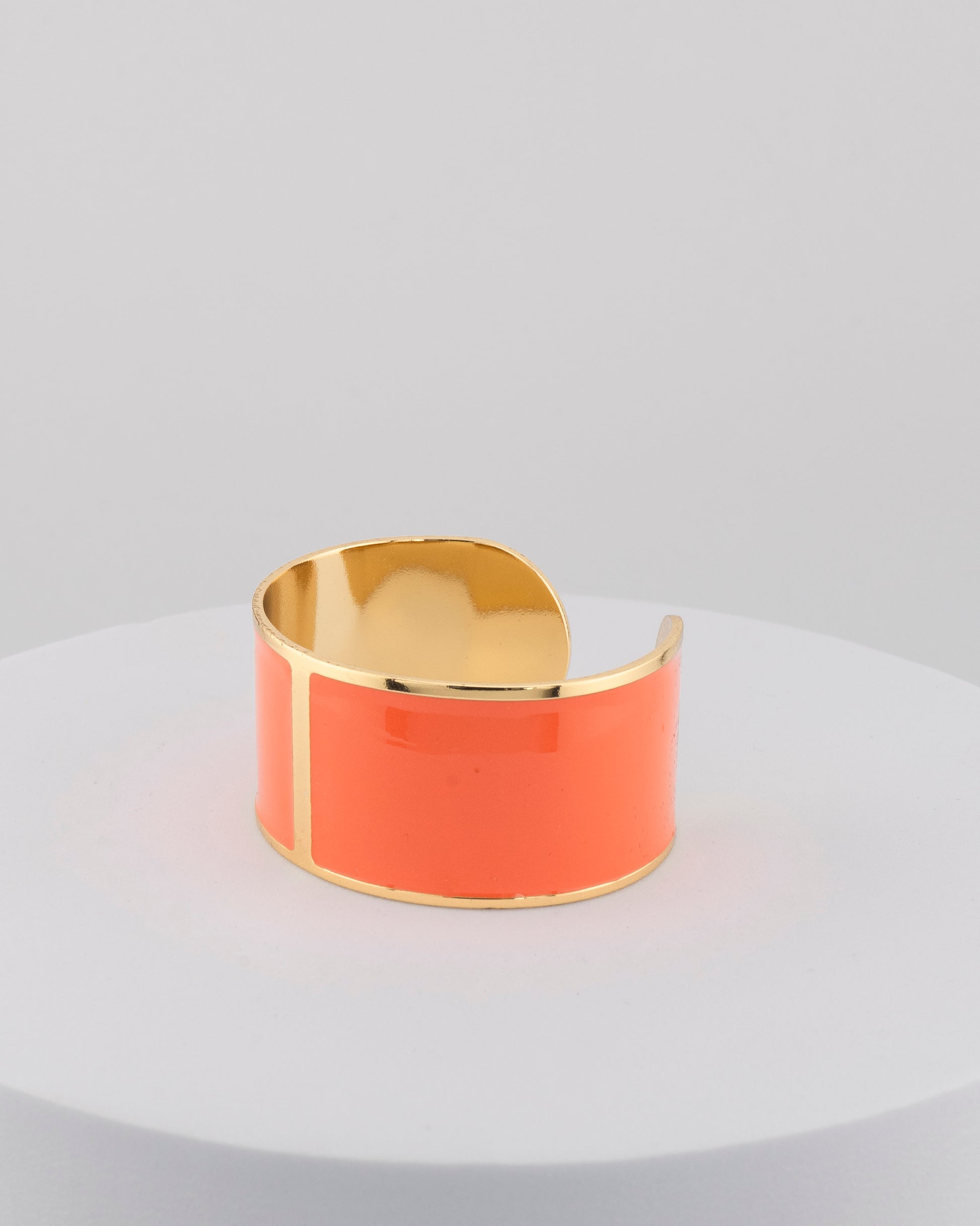 Handcrafted in Tuscany, the MarriCortona Smalto Bracelets in 18k gold and hand-painted enamel feature bold 30 mm bands — radiant, elegant, and uniquely Italian.