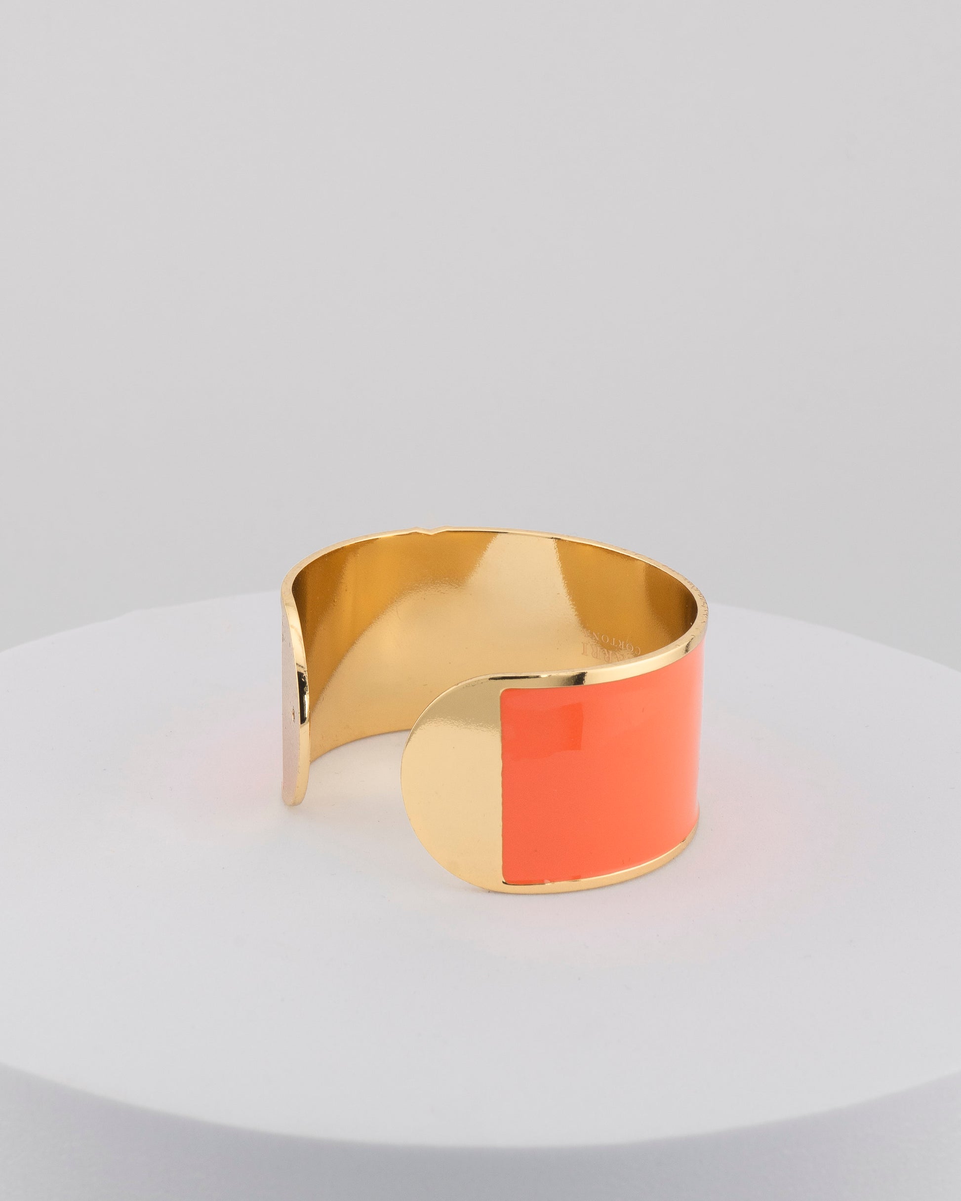 Handcrafted in Tuscany, the MarriCortona Smalto Bracelets in 18k gold and hand-painted enamel feature bold 30 mm bands — radiant, elegant, and uniquely Italian.