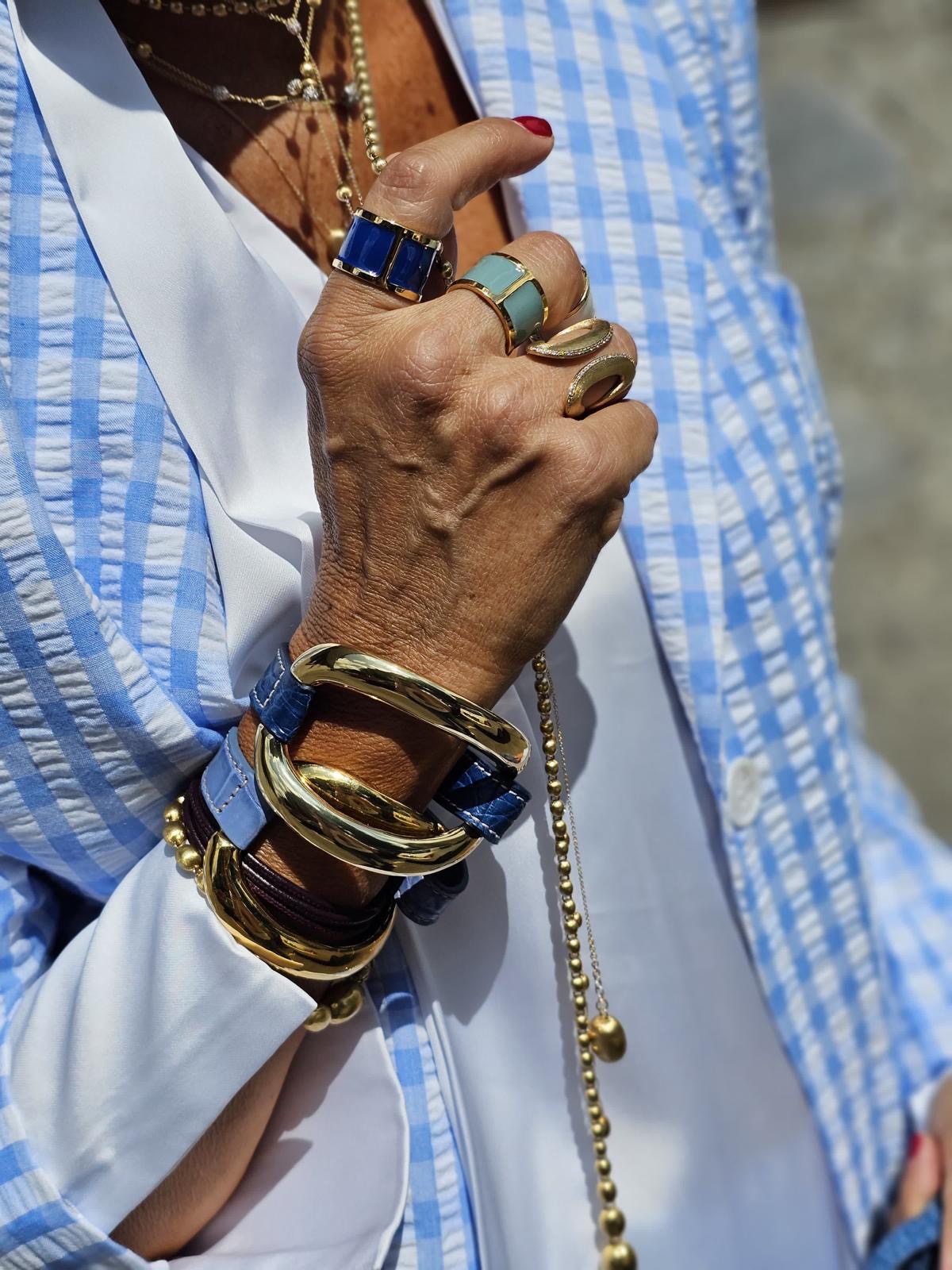 Handcrafted 18K gold-plated bronze bracelet with genuine crocodile leather strap.
An original Marri Cortona design — handmade in Tuscany.