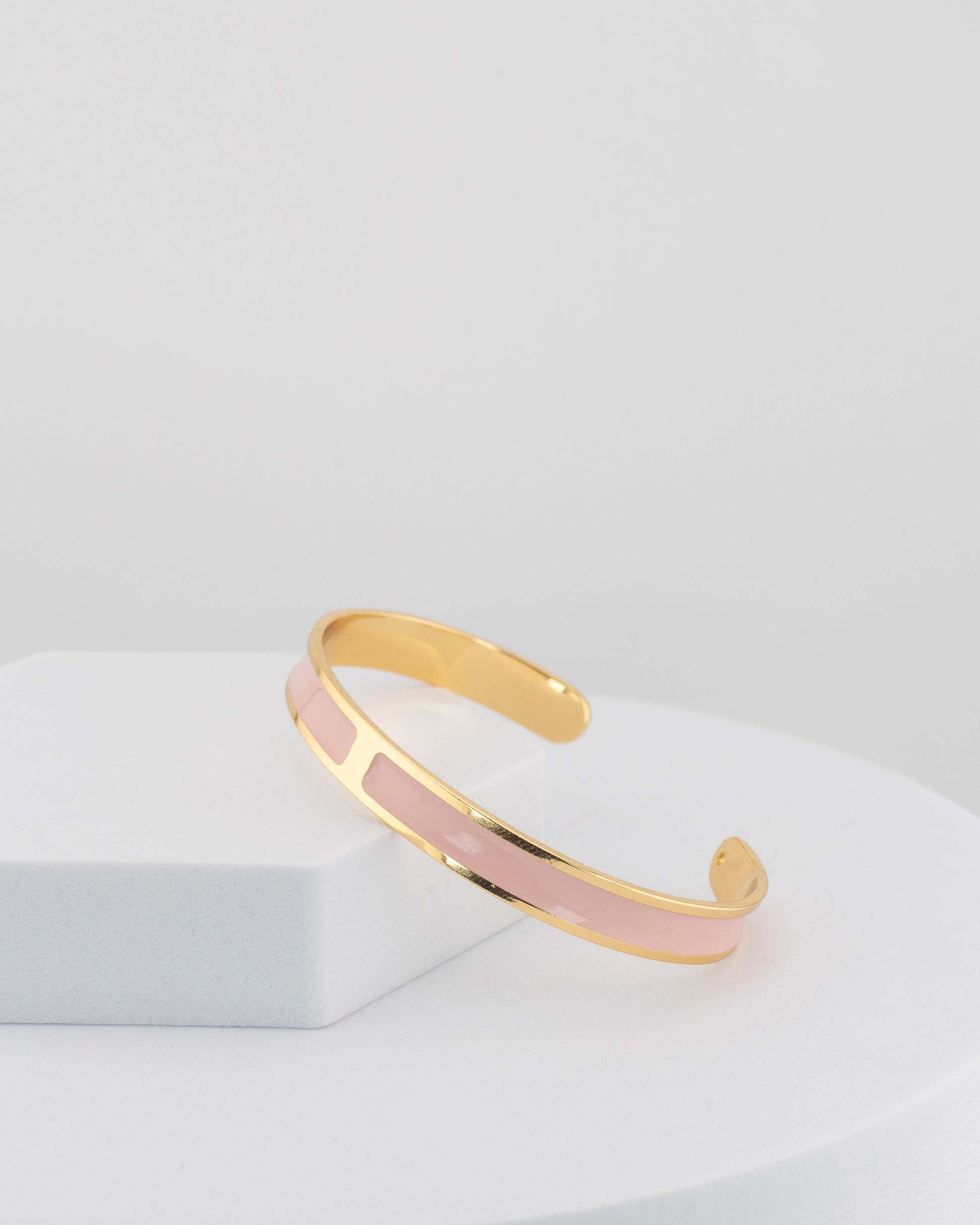 Handcrafted in Tuscany, the MarriCortona Smalto Bracelets in 18k gold and hand-painted enamel embody Italian artistry, color, and timeless elegance.