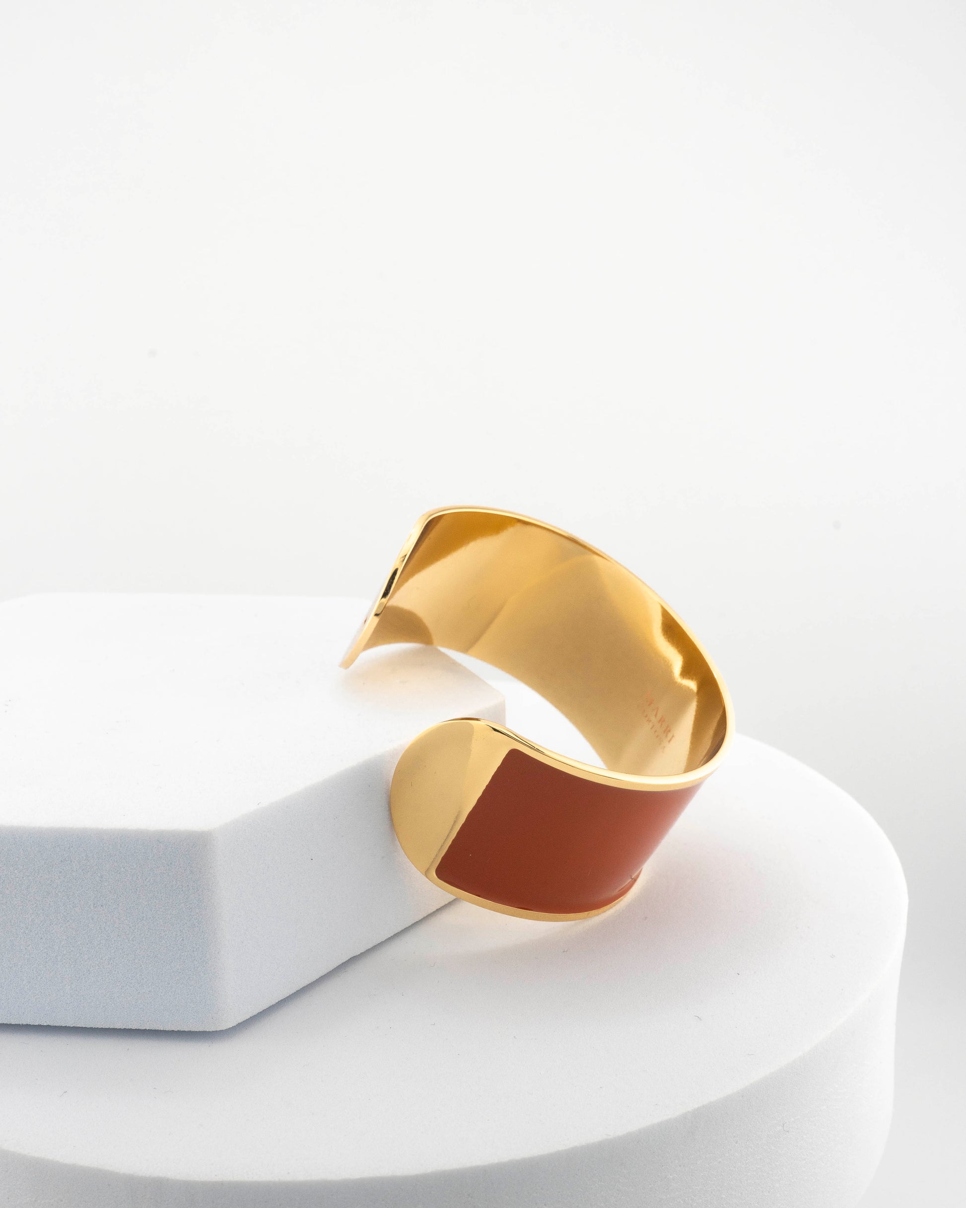 Handcrafted in Tuscany, the MarriCortona Smalto Bracelets in 18k gold and hand-painted enamel feature bold 30 mm bands — radiant, elegant, and uniquely Italian.