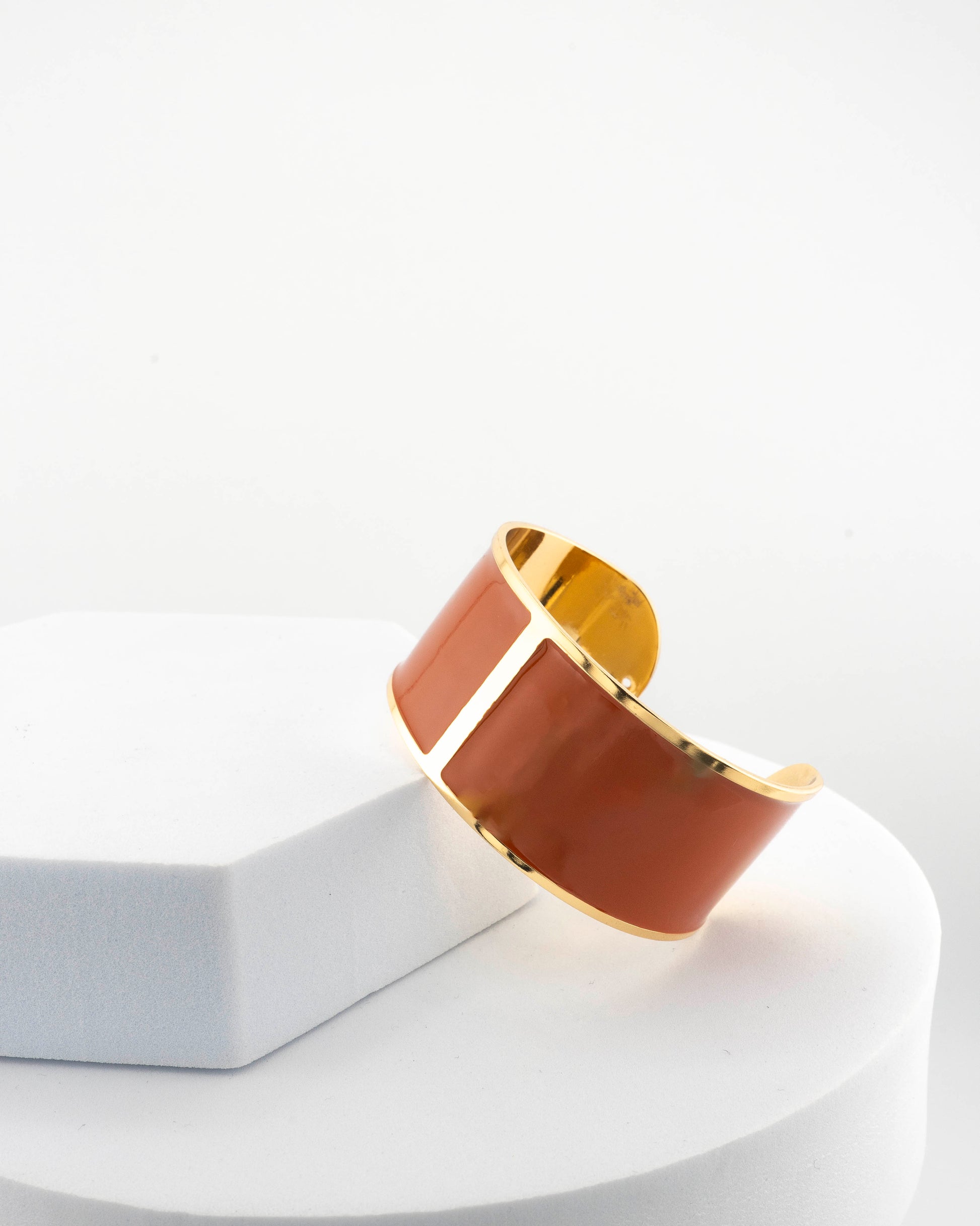 Handcrafted in Tuscany, the MarriCortona Smalto Bracelets in 18k gold and hand-painted enamel feature bold 30 mm bands — radiant, elegant, and uniquely Italian.