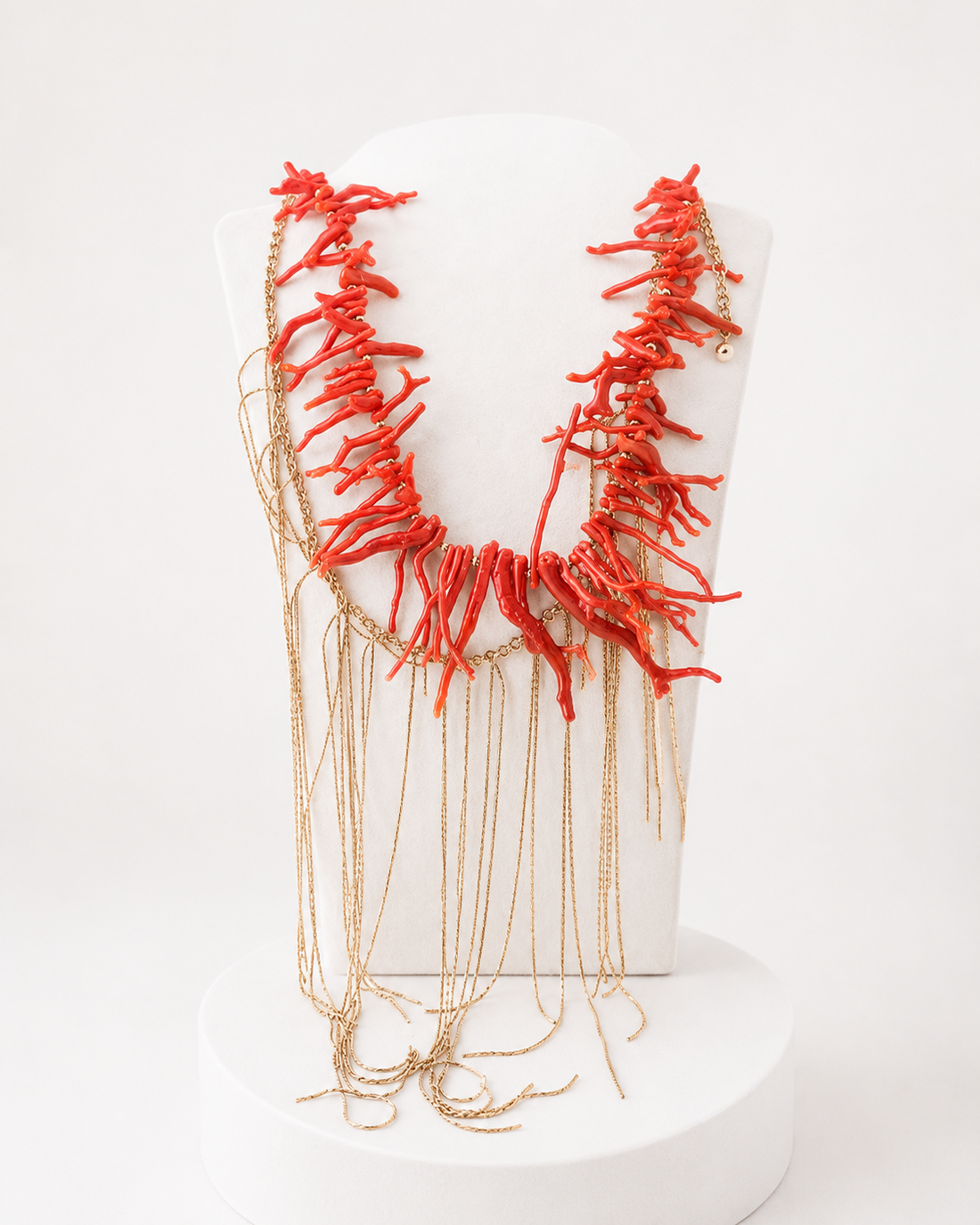 Collana  Medusa  con elementi di corallo e fili di luce