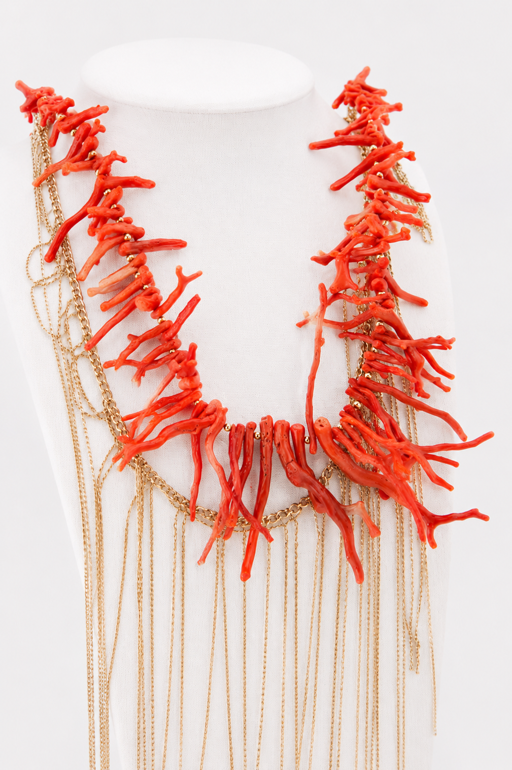 Collana  Medusa  con elementi di corallo e fili di luce