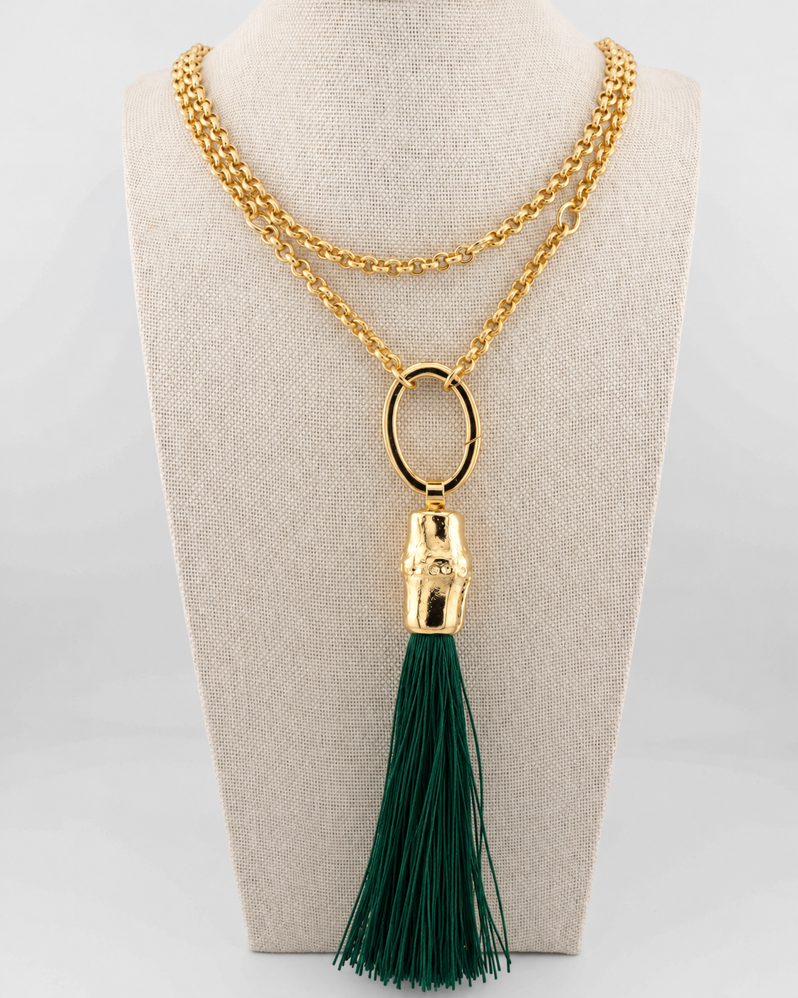 Collar con elemento de bambú y borla de seda de varios colores