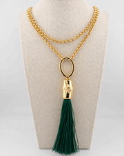 Collar con elemento de bambú y borla de seda de varios colores