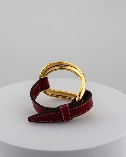 Handcrafted 18K gold-plated bronze bracelet with genuine crocodile leather strap.
An original Marri Cortona design — handmade in Tuscany.