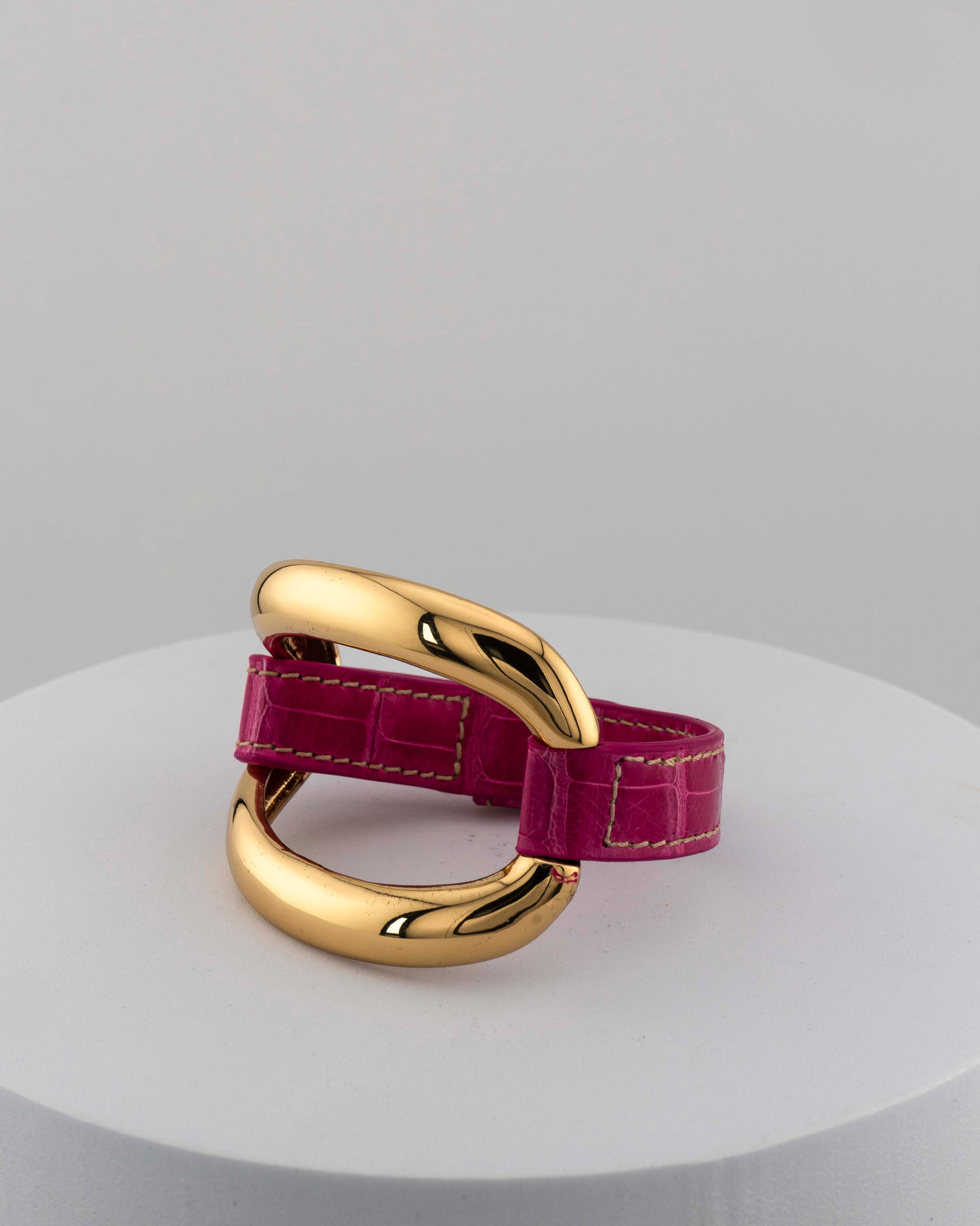 Handcrafted 18K gold-plated bronze bracelet with genuine crocodile leather strap.
An original Marri Cortona design — handmade in Tuscany.