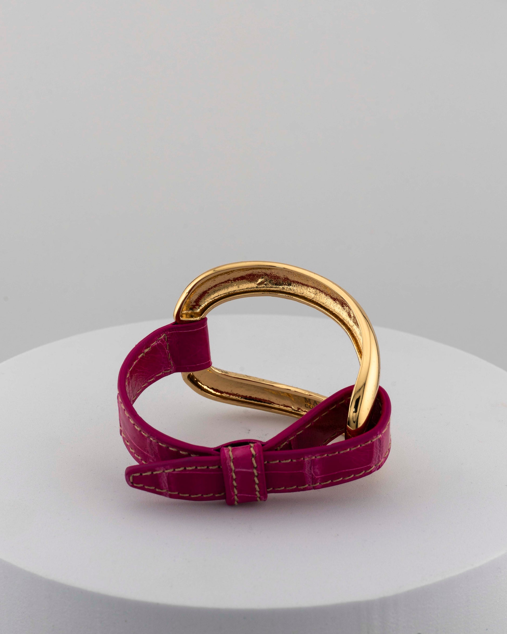 Handcrafted 18K gold-plated bronze bracelet with genuine crocodile leather strap.
An original Marri Cortona design — handmade in Tuscany.