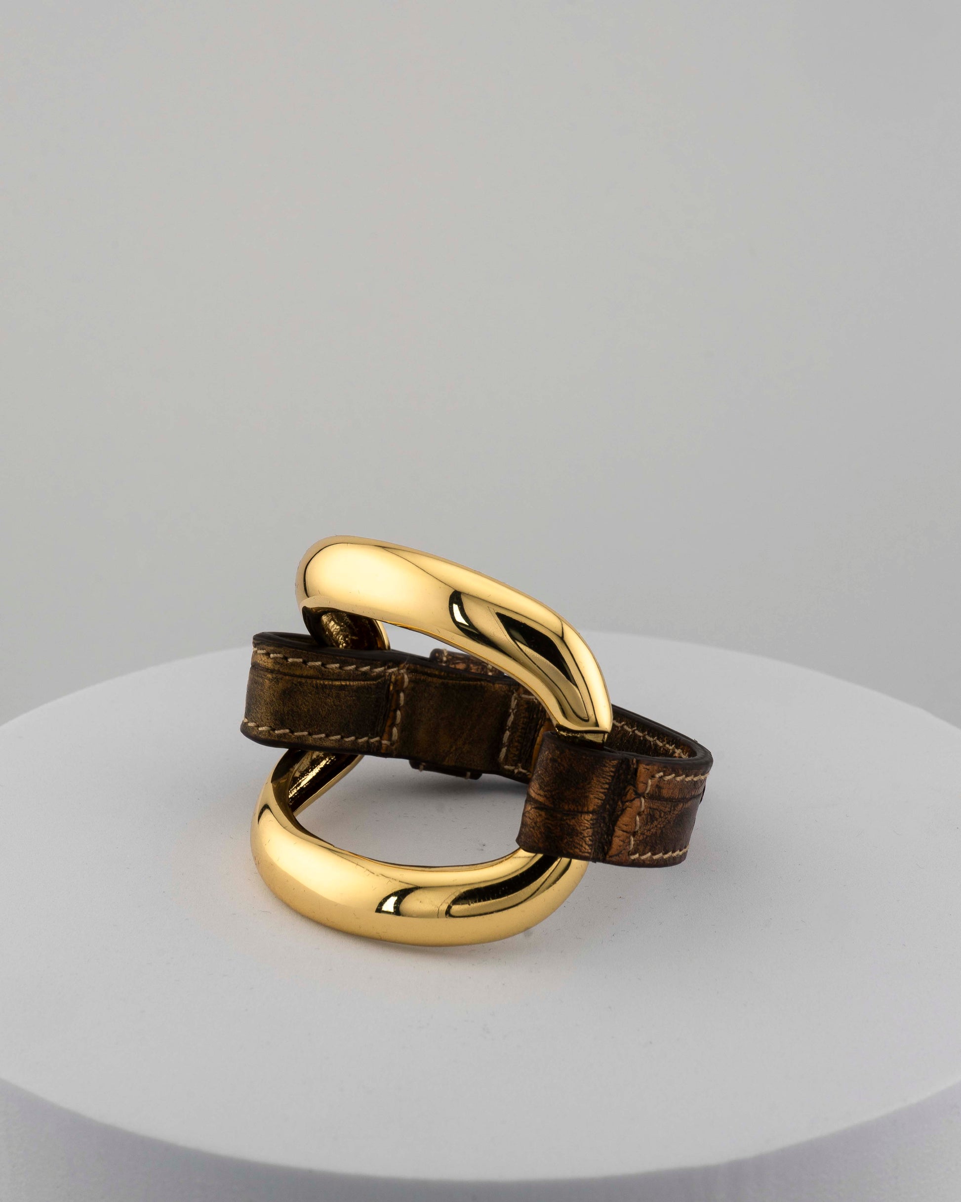 Handcrafted 18K gold-plated bronze bracelet with genuine crocodile leather strap.
An original Marri Cortona design — handmade in Tuscany.