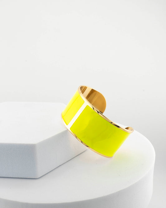 Handcrafted in Tuscany, the MarriCortona Smalto Bracelets in 18k gold and hand-painted enamel feature bold 30 mm bands — radiant, elegant, and uniquely Italian.