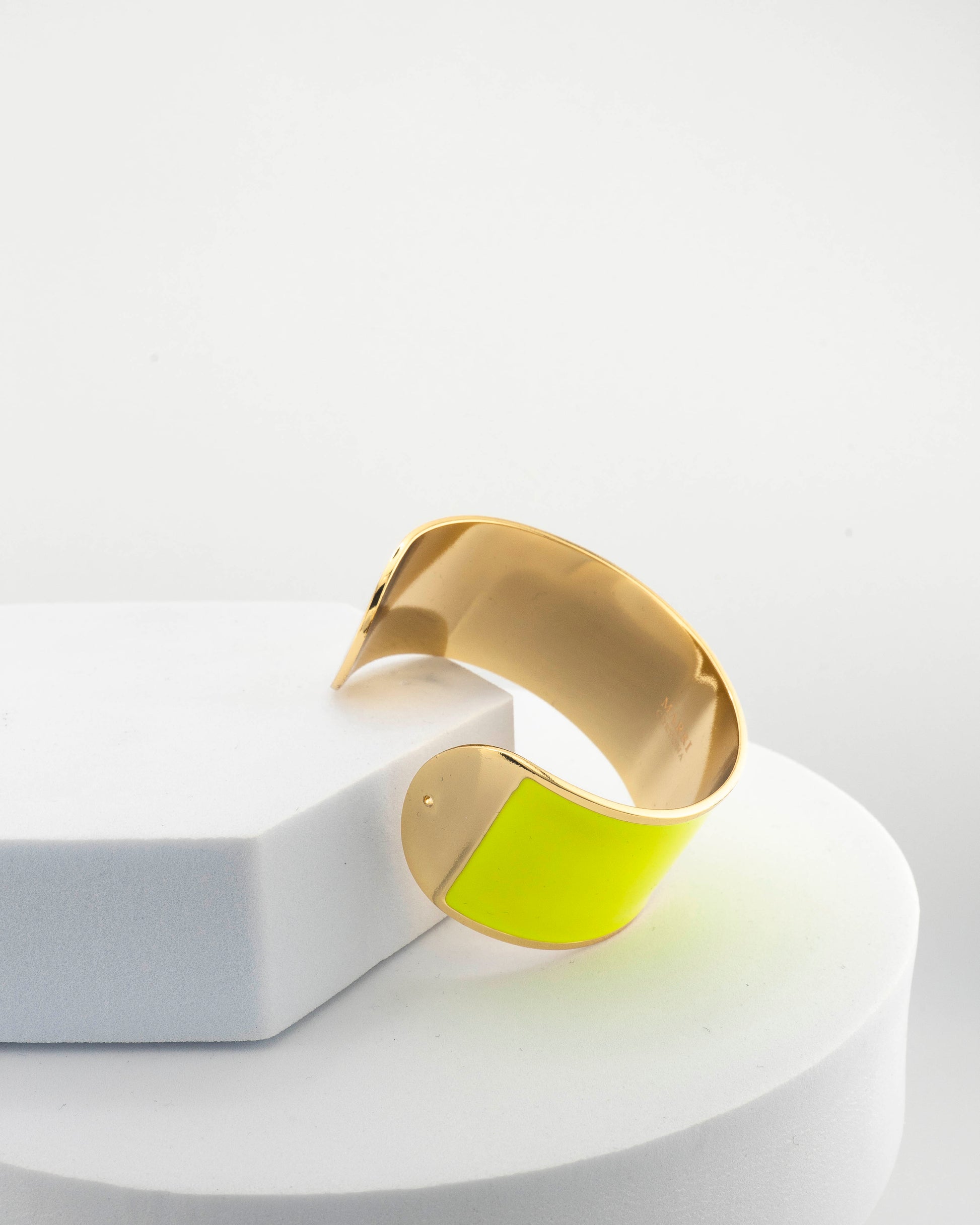 Handcrafted in Tuscany, the MarriCortona Smalto Bracelets in 18k gold and hand-painted enamel feature bold 30 mm bands — radiant, elegant, and uniquely Italian.