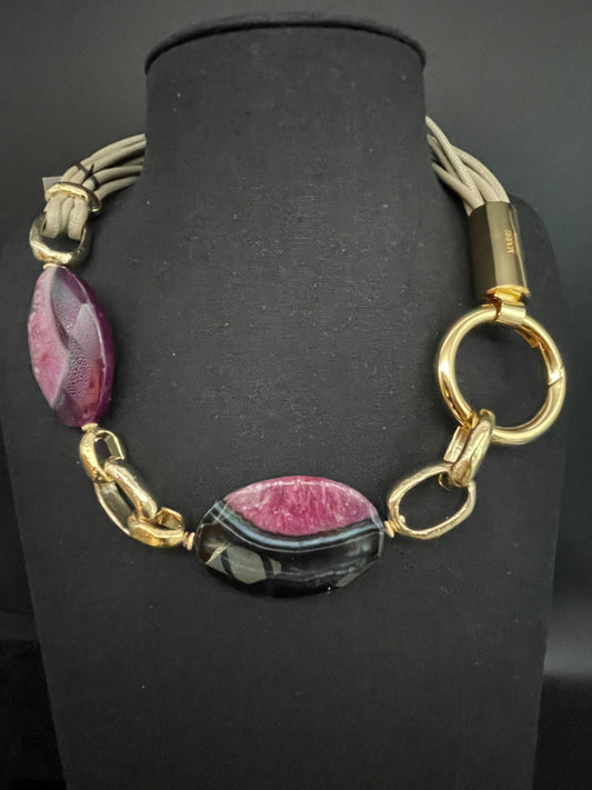 Amarcord necklace with chalk-colored nappa leather choker and pink tiger agate