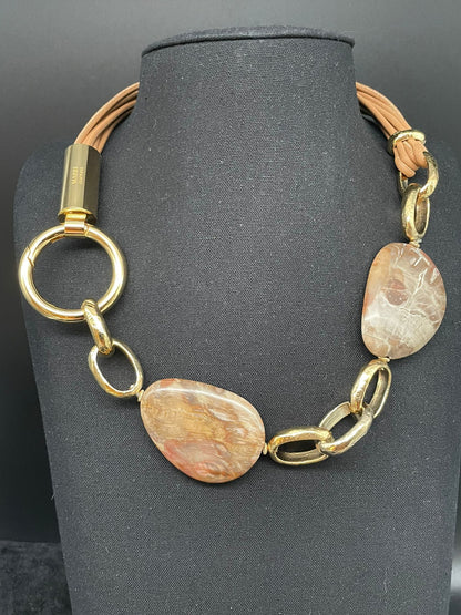 Collana Amarcord con girocollo in pelle di nappa color cuoio e Legno Fossile