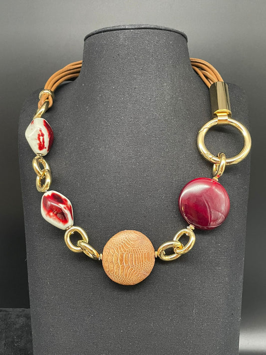 Amarcord necklace with choker in tan nappa leather with red Agatha, with crocodile and ceramic element