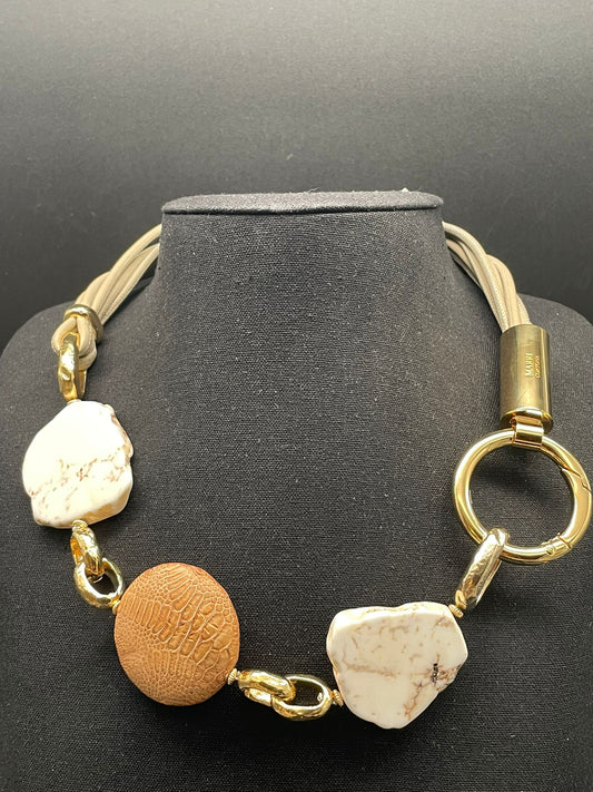 Collana Amarcord con girocollo in pelle di nappa color gesso con Terra Sand ed elemento in coccodrillo.