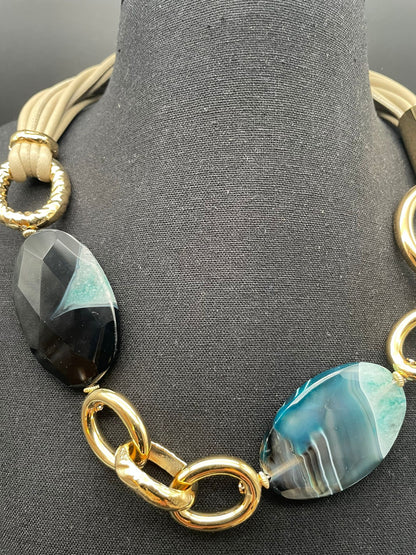 Collana Amarcord con girocollo in pelle di nappa color gesso con Agatha stripe nero ed acquamarina