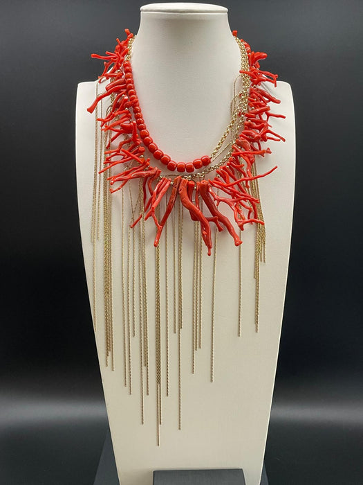 Medusa necklace with coral elements and threads of light