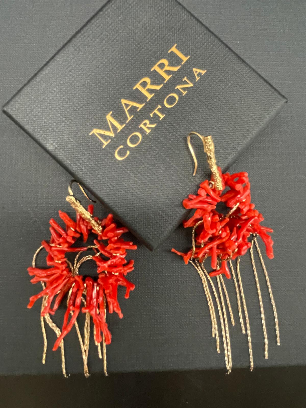 Mediterranean-inspired earrings in 18K gold-plated bronze with coral accents.
Light, elegant, and entirely handcrafted in Tuscany.