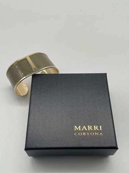 Handcrafted in Tuscany, the MarriCortona Smalto Bracelets in 18k gold and hand-painted enamel feature bold 30 mm bands — radiant, elegant, and uniquely Italian.
