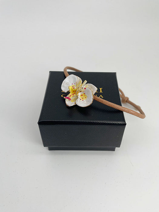 Bracciale con cordino cuoio naturale  e Orchidea larghezza cm3
