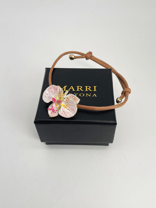 Handcrafted bracelet with adjustable cord and orchid pendant in 18K gold-plated bronze.
Each piece is hand-painted with enamel in Tuscany — unique and unrepeatable.
