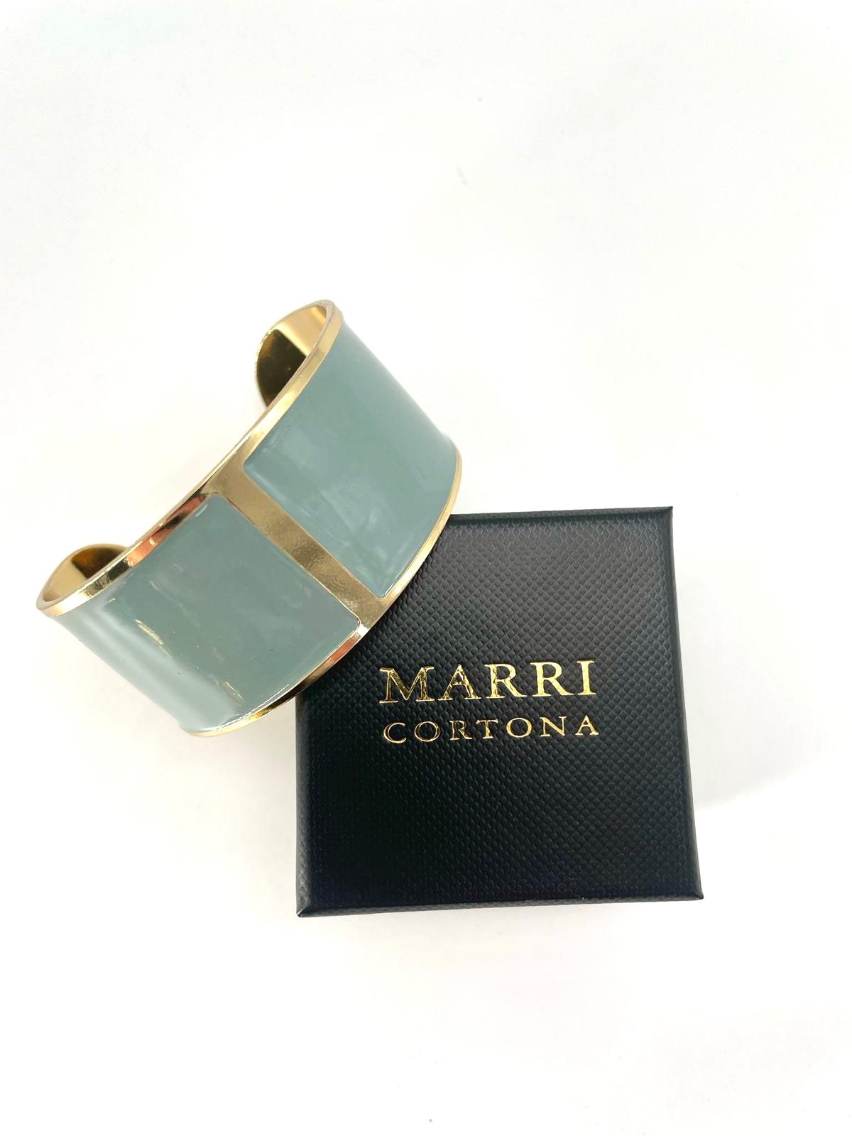 Handcrafted in Tuscany, the MarriCortona Smalto Bracelets in 18k gold and hand-painted enamel feature bold 30 mm bands — radiant, elegant, and uniquely Italian.