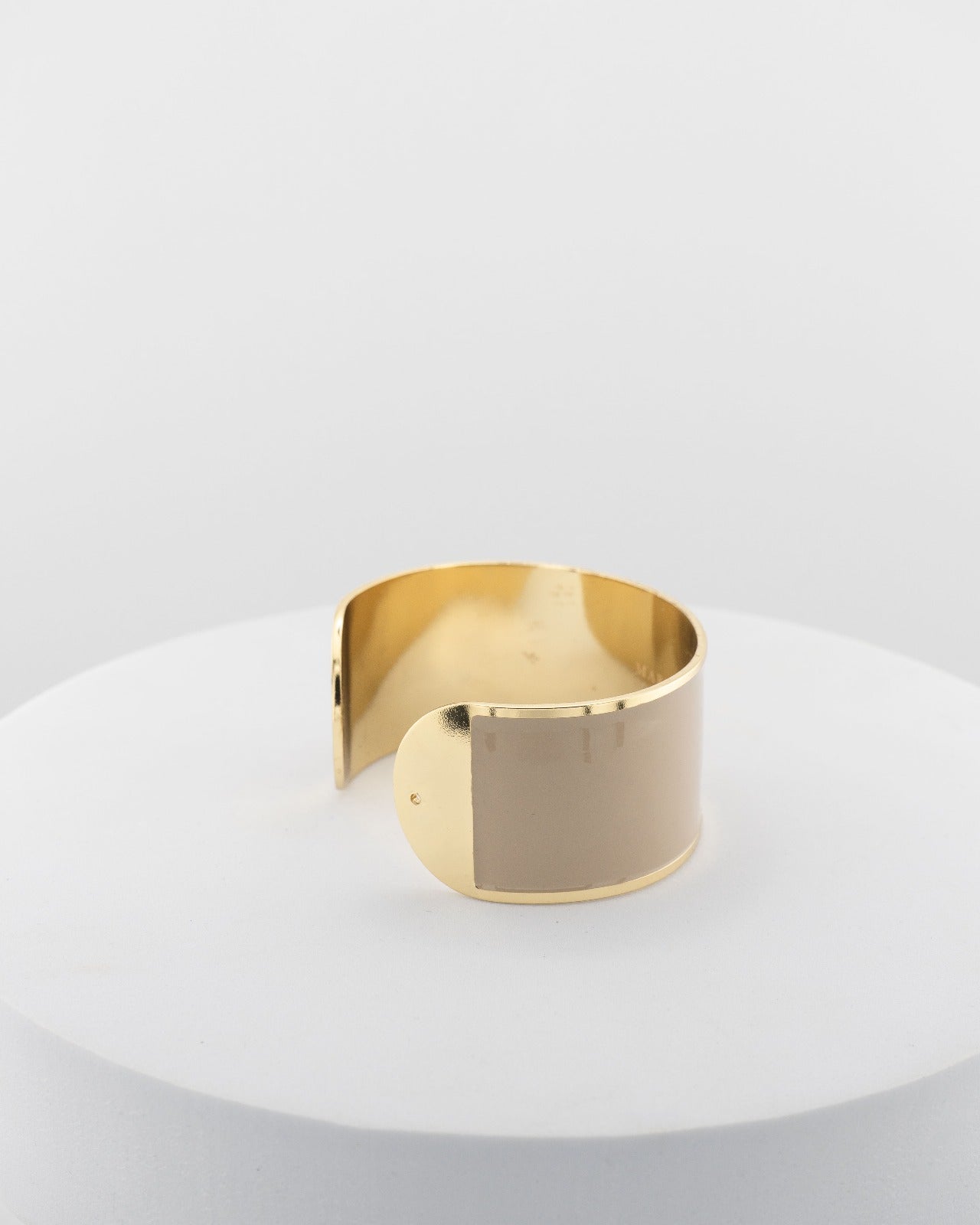 Handcrafted in Tuscany, the MarriCortona Smalto Bracelets in 18k gold and hand-painted enamel feature bold 30 mm bands — radiant, elegant, and uniquely Italian.