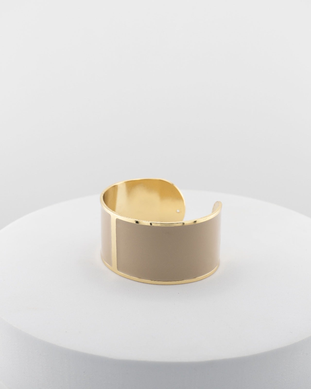 Handcrafted in Tuscany, the MarriCortona Smalto Bracelets in 18k gold and hand-painted enamel feature bold 30 mm bands — radiant, elegant, and uniquely Italian.