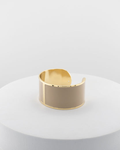 Handcrafted in Tuscany, the MarriCortona Smalto Bracelets in 18k gold and hand-painted enamel feature bold 30 mm bands — radiant, elegant, and uniquely Italian.