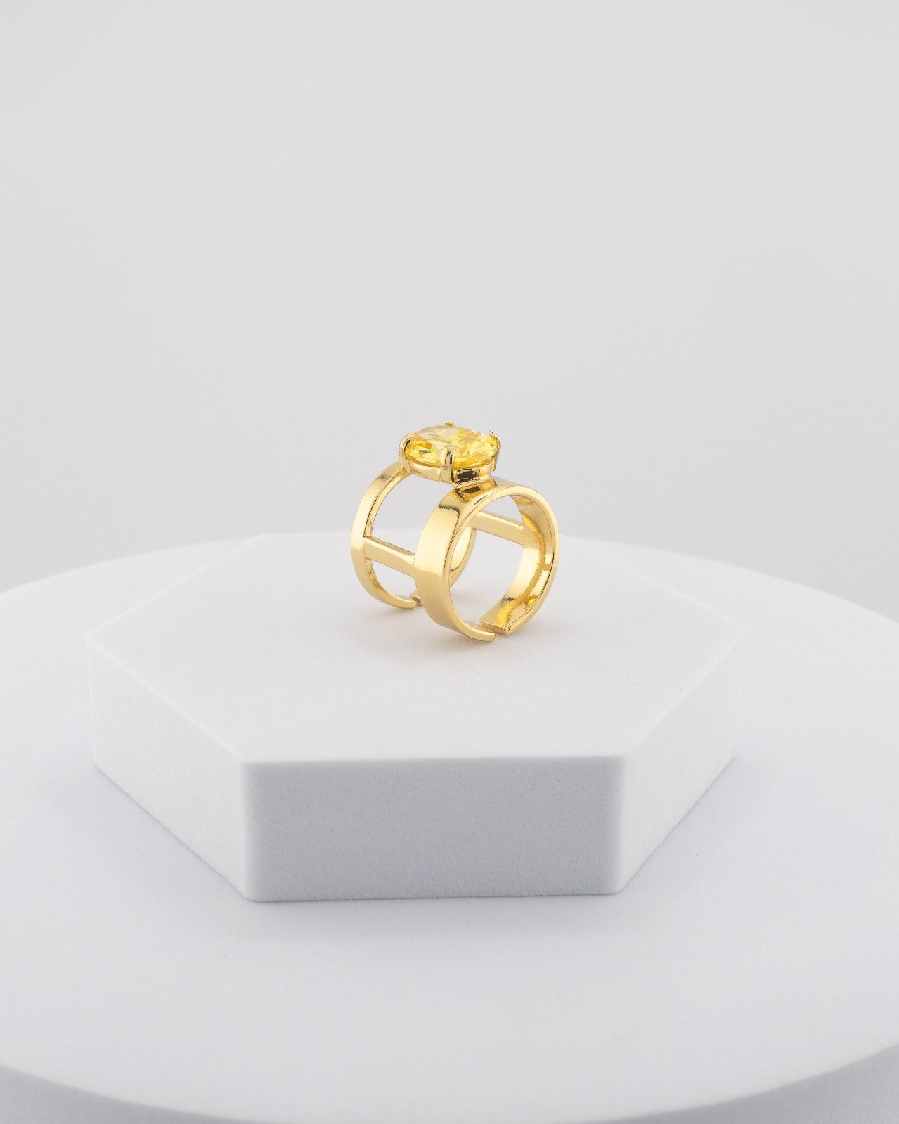Handcrafted ring in 18K gold-plated bronze with a luminous central crystal.
Designed by Marri Cortona and handmade in Tuscany — pure elegance and light.